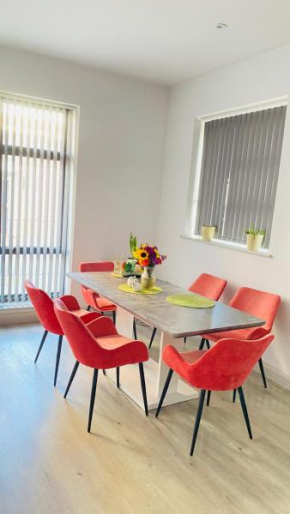 Shadwell - walking distance to Tower Bridge, two stations in close proximity